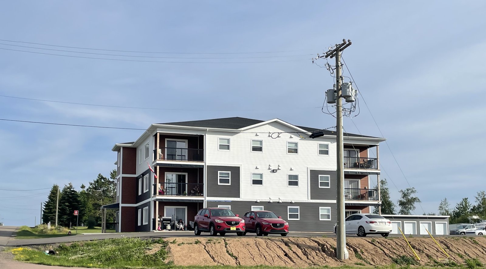 Front angled view of the 138 Bellevue Heights apartment building